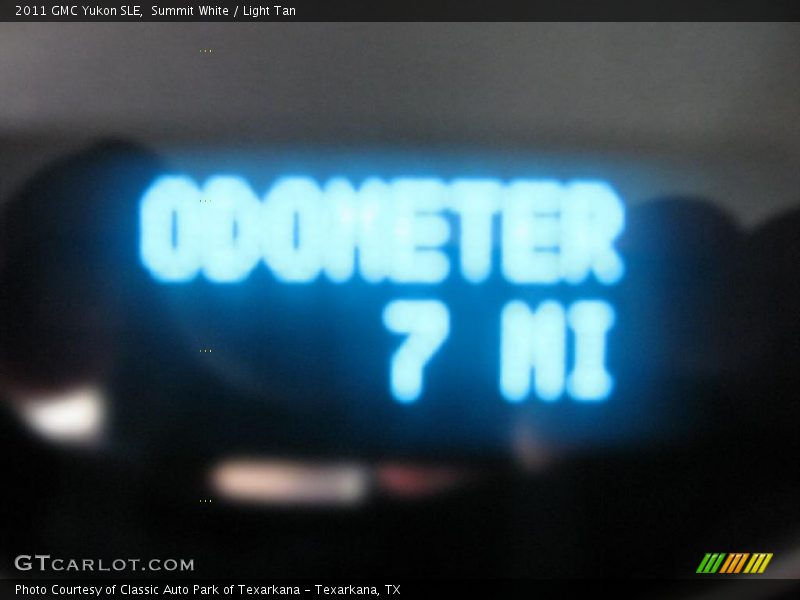 Summit White / Light Tan 2011 GMC Yukon SLE