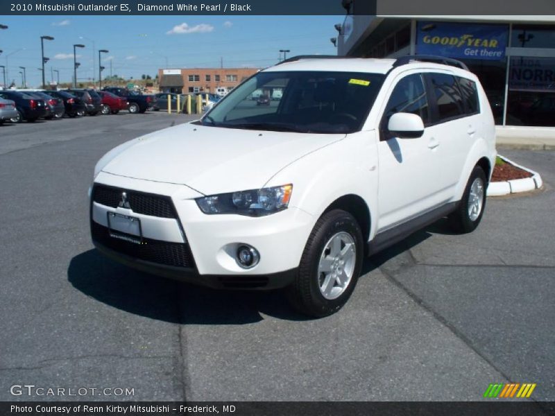 Diamond White Pearl / Black 2010 Mitsubishi Outlander ES