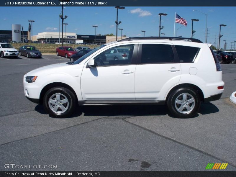 Diamond White Pearl / Black 2010 Mitsubishi Outlander ES