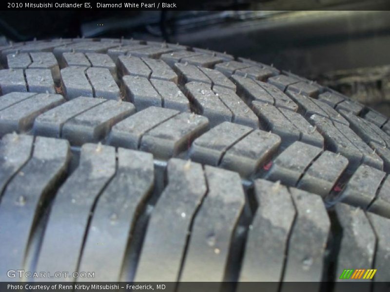 Diamond White Pearl / Black 2010 Mitsubishi Outlander ES