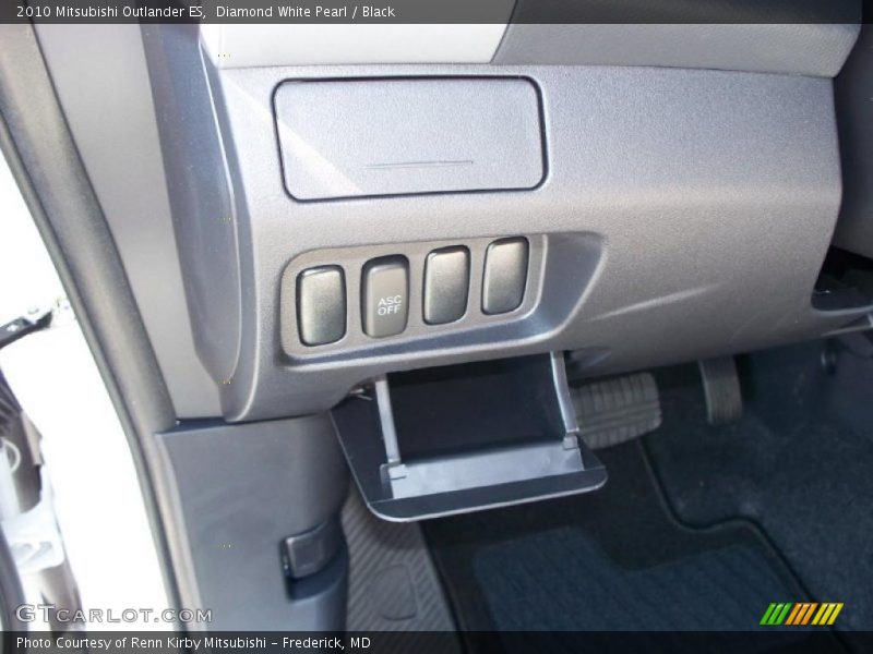 Diamond White Pearl / Black 2010 Mitsubishi Outlander ES