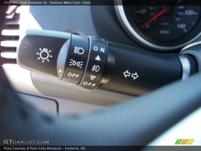 Diamond White Pearl / Black 2010 Mitsubishi Outlander ES
