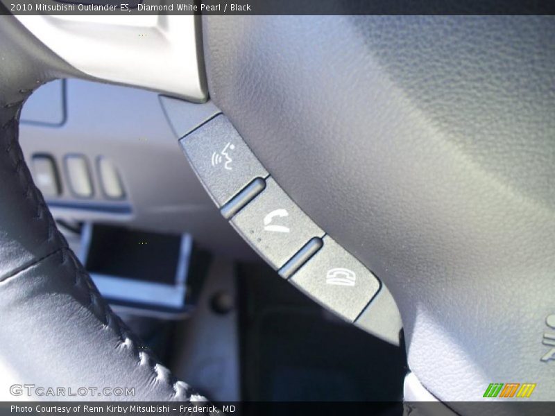 Diamond White Pearl / Black 2010 Mitsubishi Outlander ES