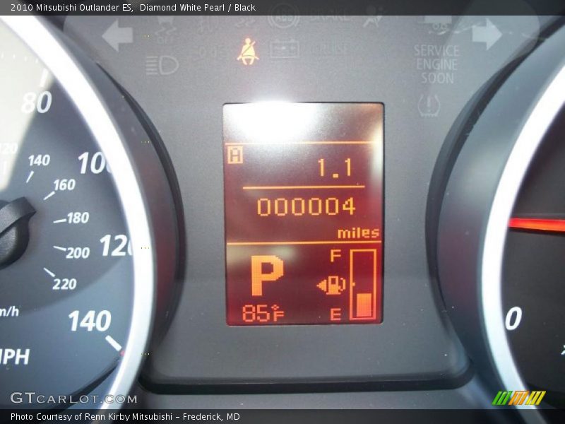 Diamond White Pearl / Black 2010 Mitsubishi Outlander ES