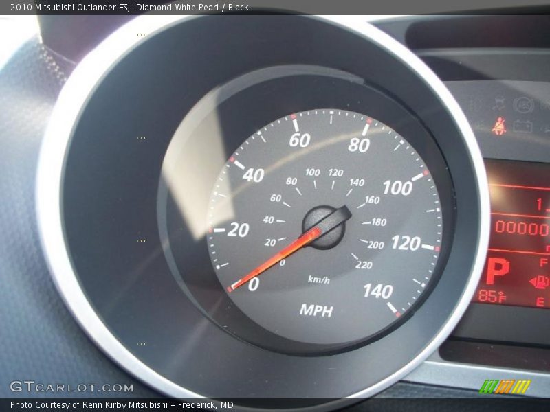 Diamond White Pearl / Black 2010 Mitsubishi Outlander ES