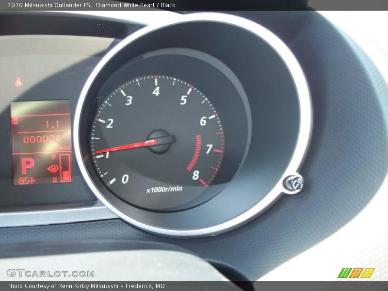 Diamond White Pearl / Black 2010 Mitsubishi Outlander ES
