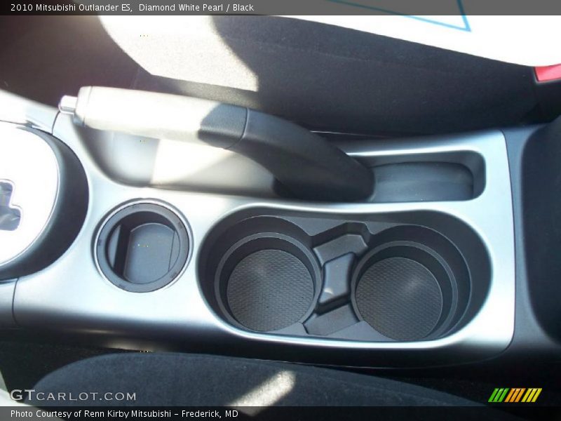 Diamond White Pearl / Black 2010 Mitsubishi Outlander ES