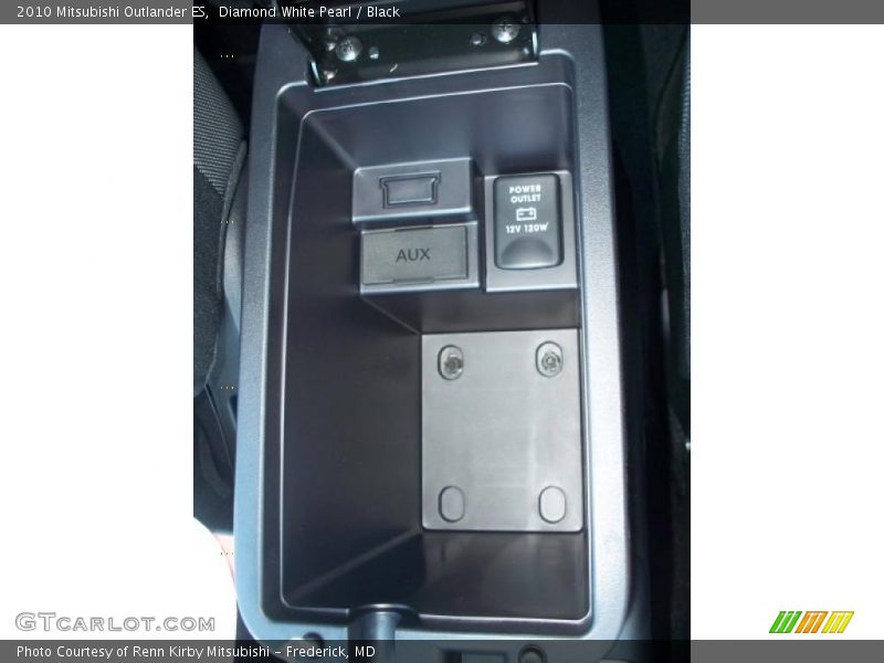 Diamond White Pearl / Black 2010 Mitsubishi Outlander ES