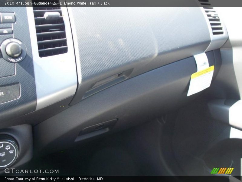 Diamond White Pearl / Black 2010 Mitsubishi Outlander ES