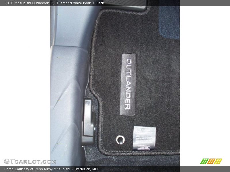 Diamond White Pearl / Black 2010 Mitsubishi Outlander ES