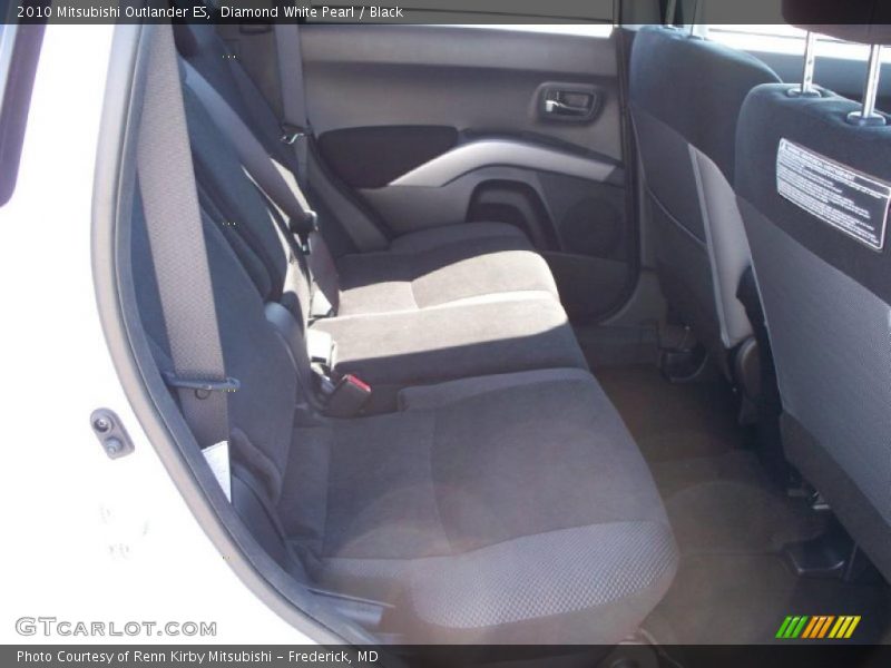Diamond White Pearl / Black 2010 Mitsubishi Outlander ES