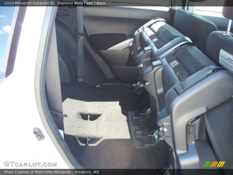 Diamond White Pearl / Black 2010 Mitsubishi Outlander ES