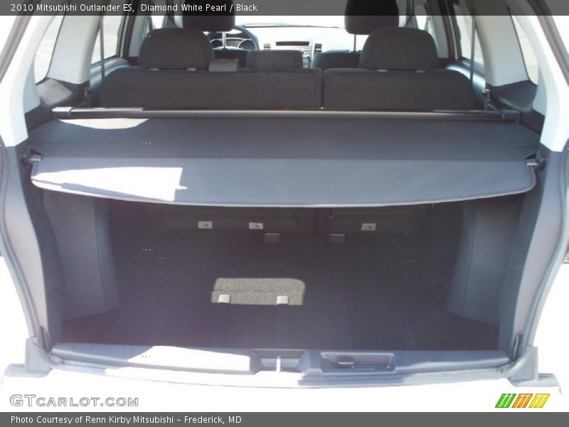 Diamond White Pearl / Black 2010 Mitsubishi Outlander ES