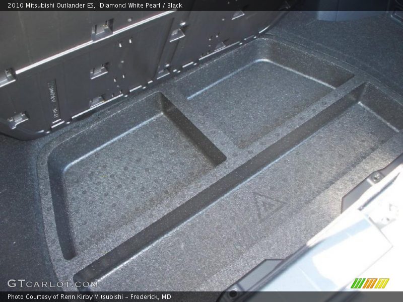 Diamond White Pearl / Black 2010 Mitsubishi Outlander ES