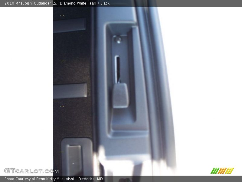 Diamond White Pearl / Black 2010 Mitsubishi Outlander ES