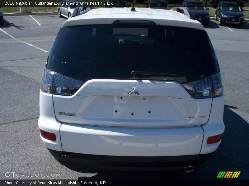 Diamond White Pearl / Black 2010 Mitsubishi Outlander ES