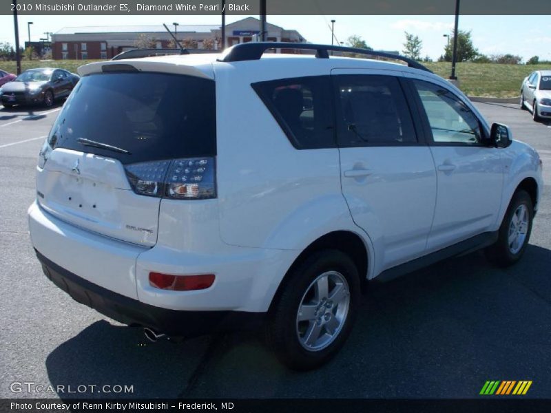 Diamond White Pearl / Black 2010 Mitsubishi Outlander ES