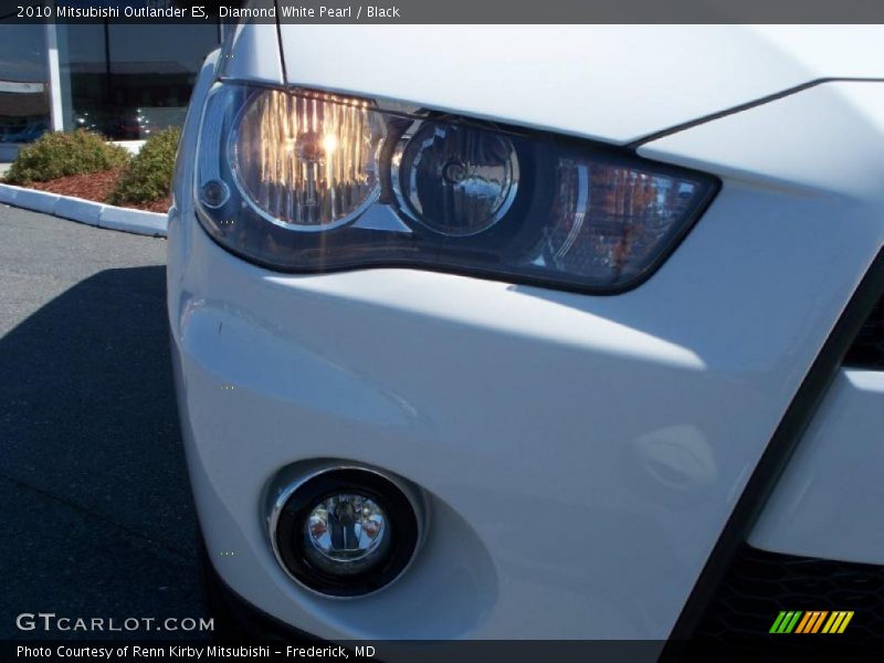 Diamond White Pearl / Black 2010 Mitsubishi Outlander ES