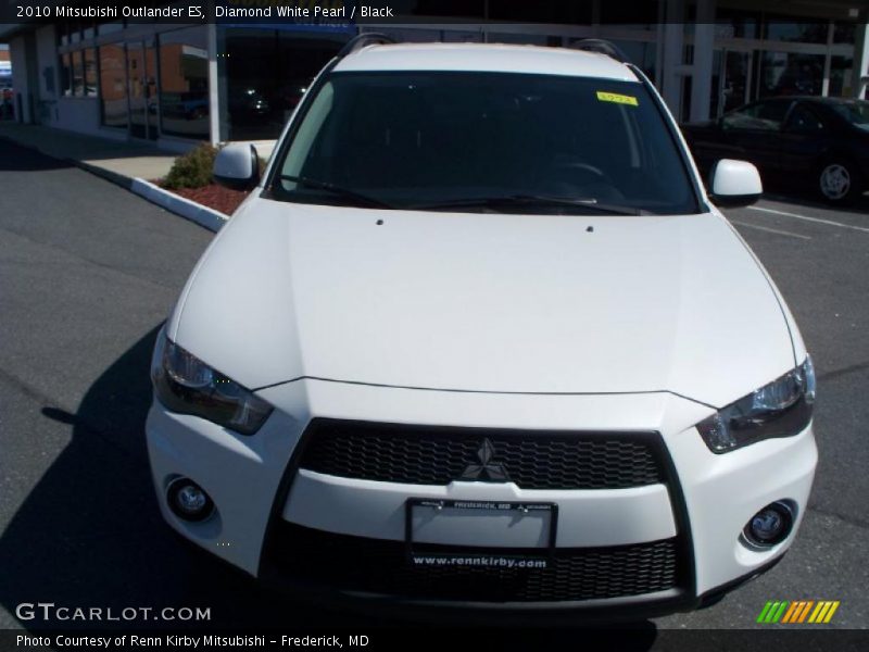 Diamond White Pearl / Black 2010 Mitsubishi Outlander ES