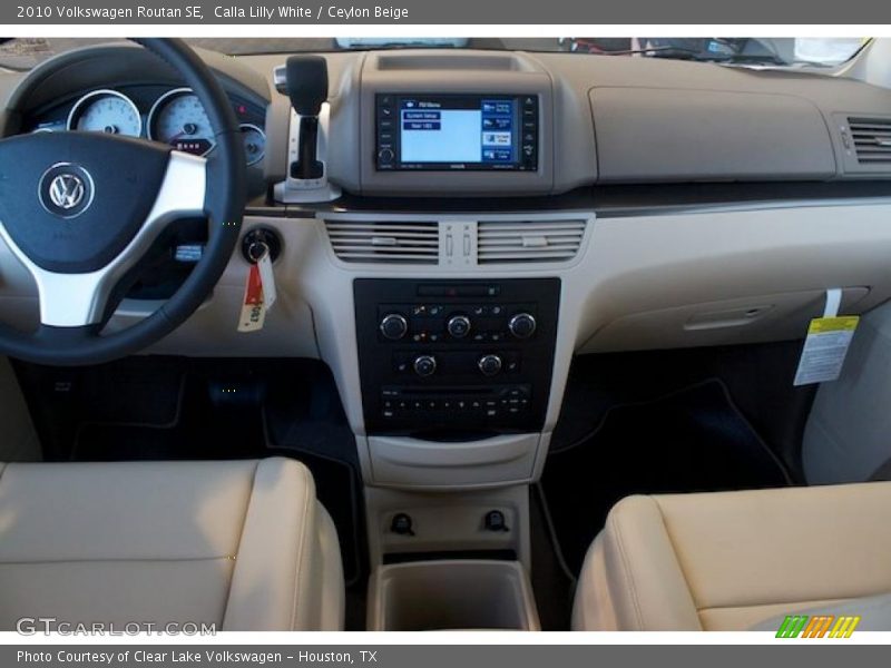 Calla Lilly White / Ceylon Beige 2010 Volkswagen Routan SE