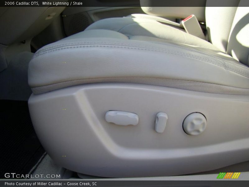 White Lightning / Shale 2006 Cadillac DTS