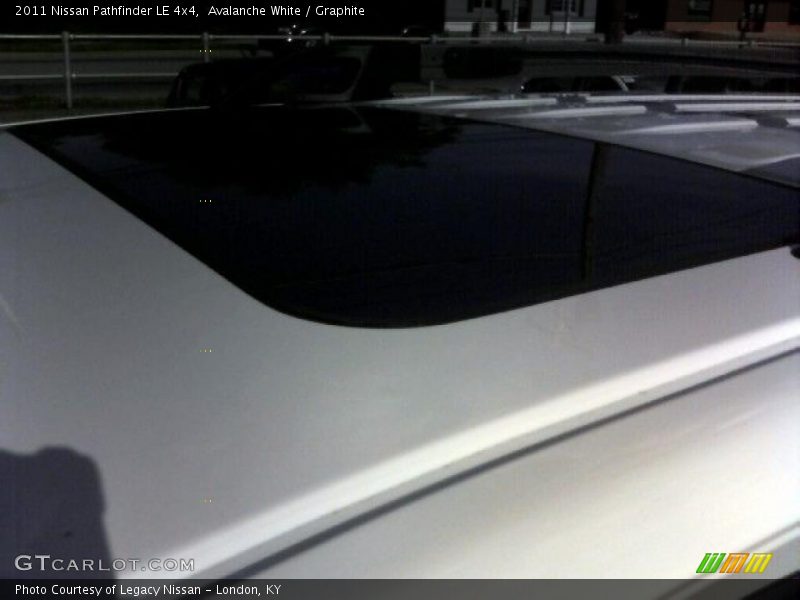 Avalanche White / Graphite 2011 Nissan Pathfinder LE 4x4