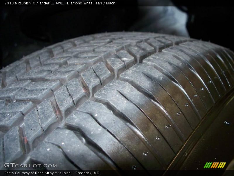 Diamond White Pearl / Black 2010 Mitsubishi Outlander ES 4WD