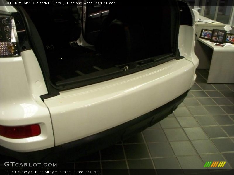 Diamond White Pearl / Black 2010 Mitsubishi Outlander ES 4WD