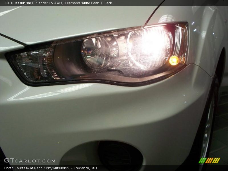 Diamond White Pearl / Black 2010 Mitsubishi Outlander ES 4WD