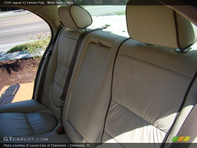 White Onyx / Ivory 2006 Jaguar XJ Vanden Plas