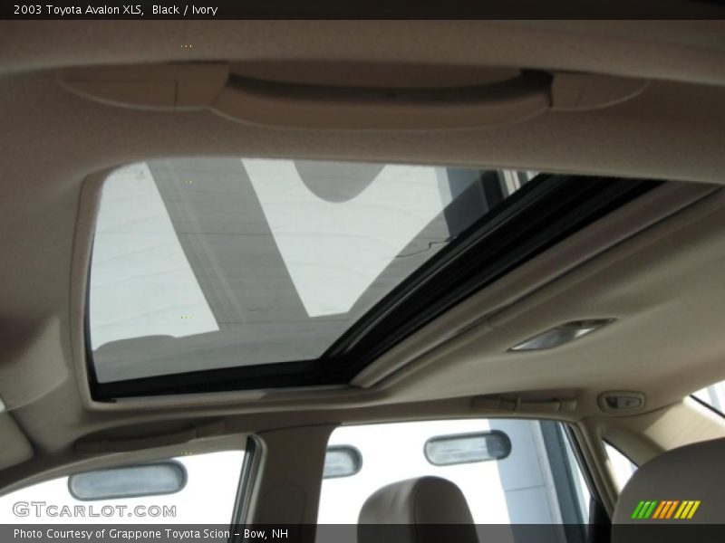 Black / Ivory 2003 Toyota Avalon XLS
