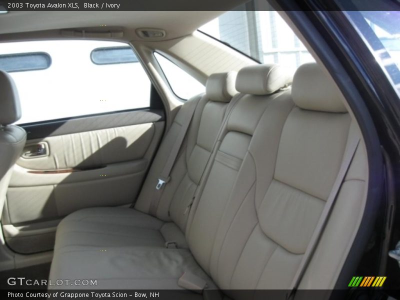 Black / Ivory 2003 Toyota Avalon XLS