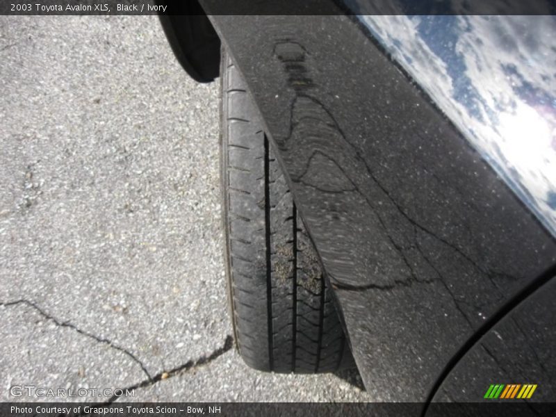 Black / Ivory 2003 Toyota Avalon XLS