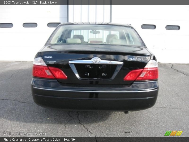 Black / Ivory 2003 Toyota Avalon XLS