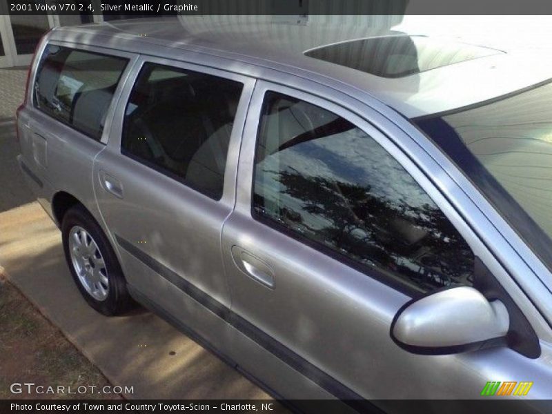 Silver Metallic / Graphite 2001 Volvo V70 2.4