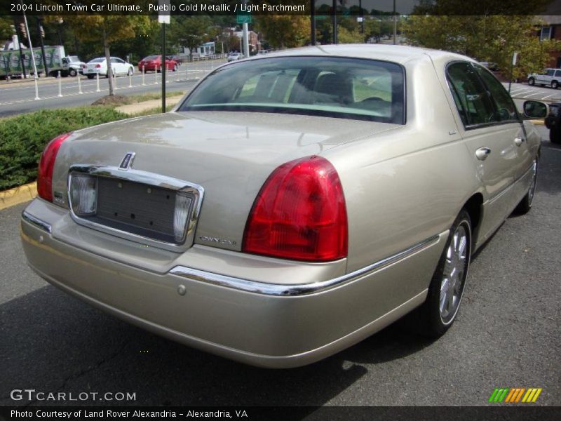 Pueblo Gold Metallic / Light Parchment 2004 Lincoln Town Car Ultimate