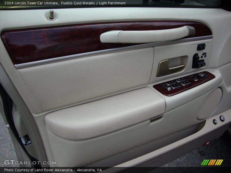 Pueblo Gold Metallic / Light Parchment 2004 Lincoln Town Car Ultimate