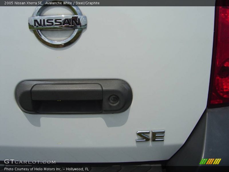 Avalanche White / Steel/Graphite 2005 Nissan Xterra SE
