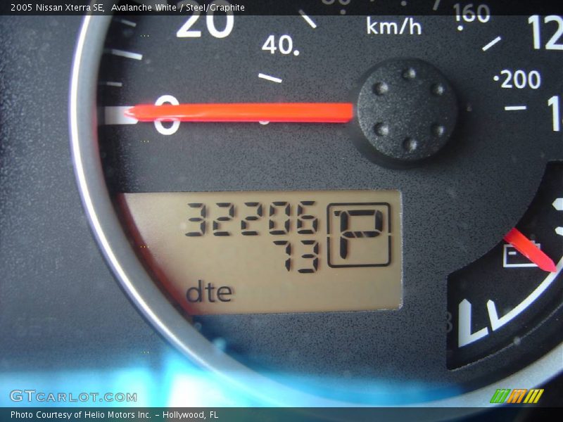 Avalanche White / Steel/Graphite 2005 Nissan Xterra SE
