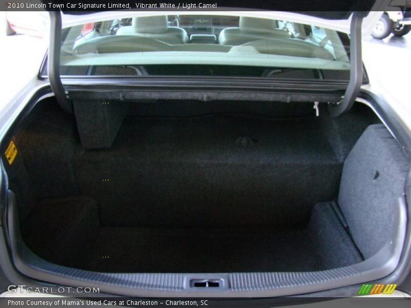 Vibrant White / Light Camel 2010 Lincoln Town Car Signature Limited