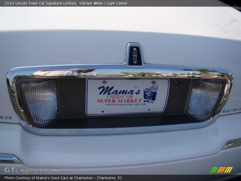 Vibrant White / Light Camel 2010 Lincoln Town Car Signature Limited