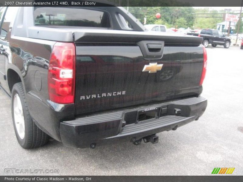 Black / Ebony 2007 Chevrolet Avalanche LTZ 4WD