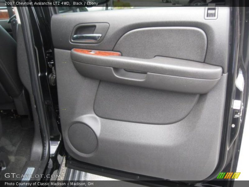 Black / Ebony 2007 Chevrolet Avalanche LTZ 4WD