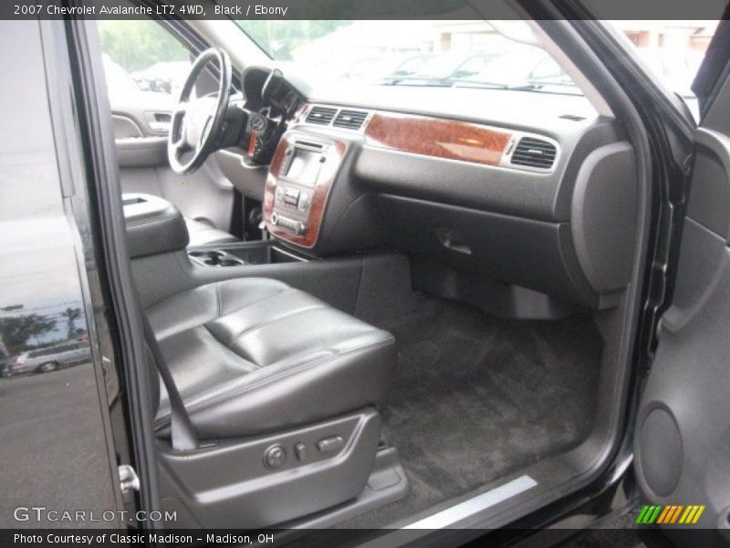 Black / Ebony 2007 Chevrolet Avalanche LTZ 4WD