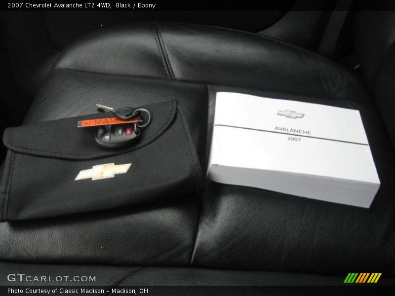 Black / Ebony 2007 Chevrolet Avalanche LTZ 4WD