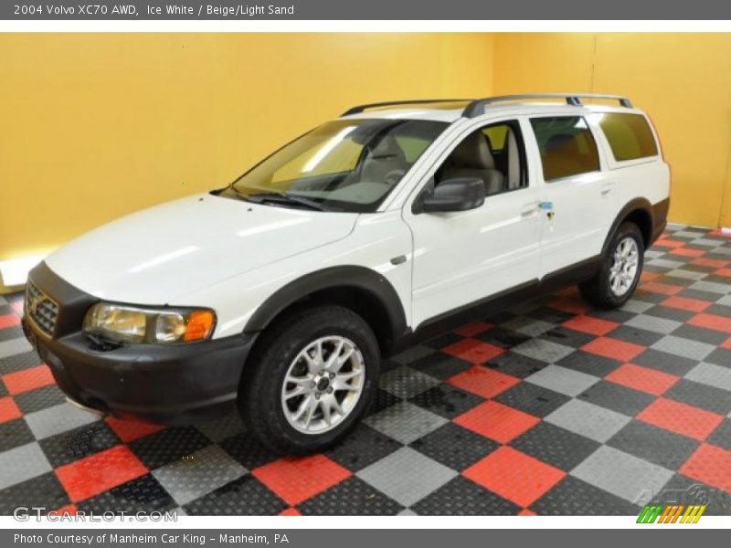 Ice White / Beige/Light Sand 2004 Volvo XC70 AWD