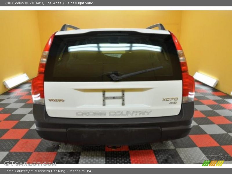 Ice White / Beige/Light Sand 2004 Volvo XC70 AWD
