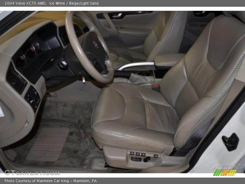 Ice White / Beige/Light Sand 2004 Volvo XC70 AWD