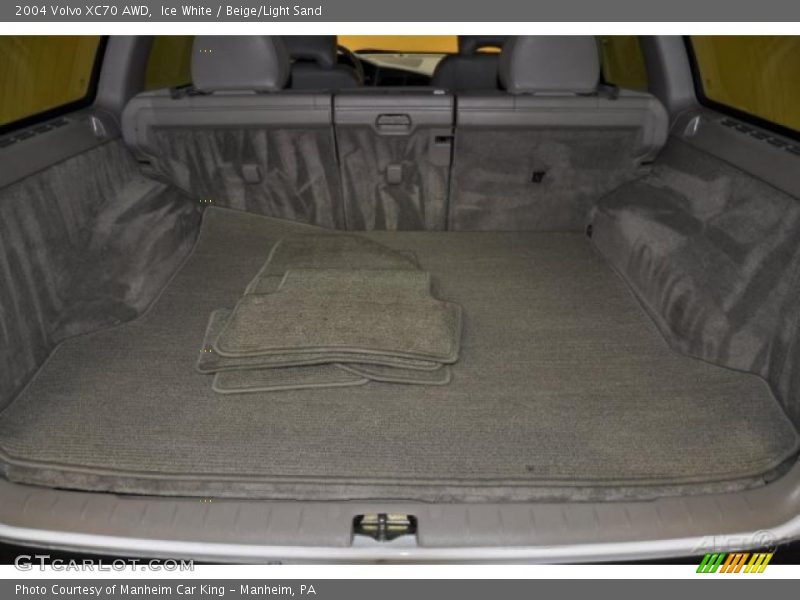 Ice White / Beige/Light Sand 2004 Volvo XC70 AWD