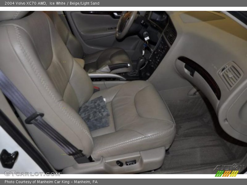 Ice White / Beige/Light Sand 2004 Volvo XC70 AWD